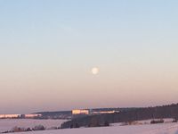 Mond zum Sonnenaufgang am Tag nach der Mondfinsternis Januar 2019