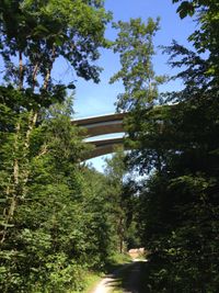 Über die 53 m hohe Teufelstalbrücke führt die A4