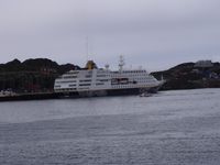 Die MS Hamburg im Fjord von Sisimiut