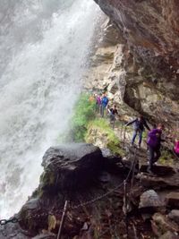 Hinter_dem_Wasserfall